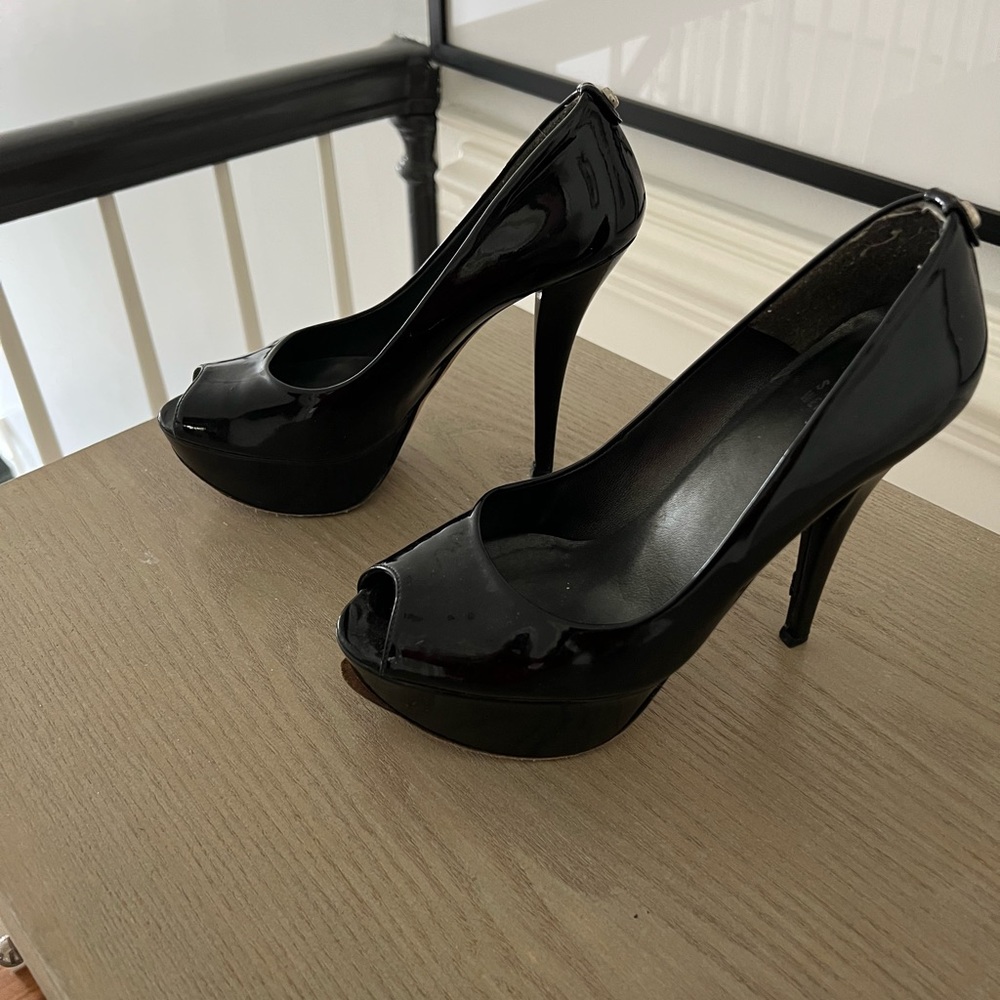 Sexy sophisticated chic Stuart Weitzman black patent pumps. Elevates any outfit!